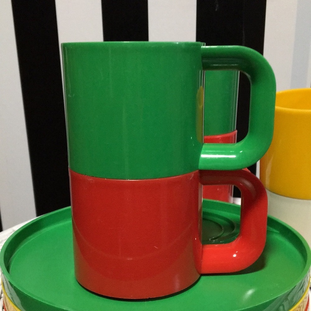 10 Piece Vintage Ingrid Picnic Set Stackable Snack Plates/Cups For RV/Pool/Boat - Picture 5 of 13